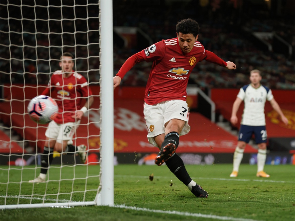 在这场比赛中，曼联队员频频出现低级错误，